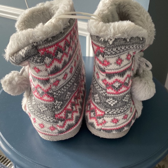 BNWOT - New cozy slippers size 7/8. - Picture 3 of 4